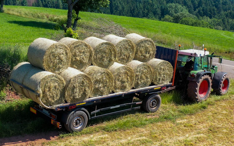 Rundballenwickelnetz 1,23 x 2.000 m Polywrap Premium SIDE to SIDE auf Ballenwagen